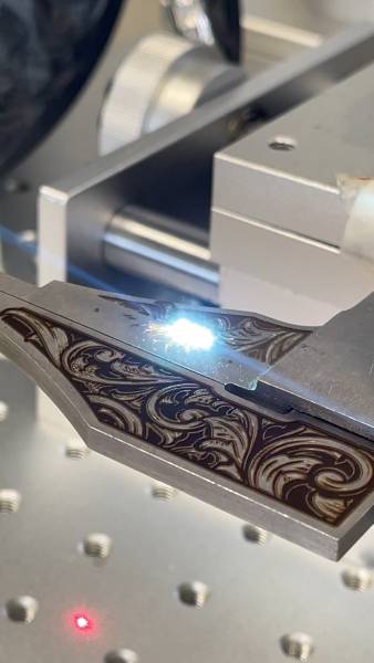 Gravure d'un pieds à coulisse